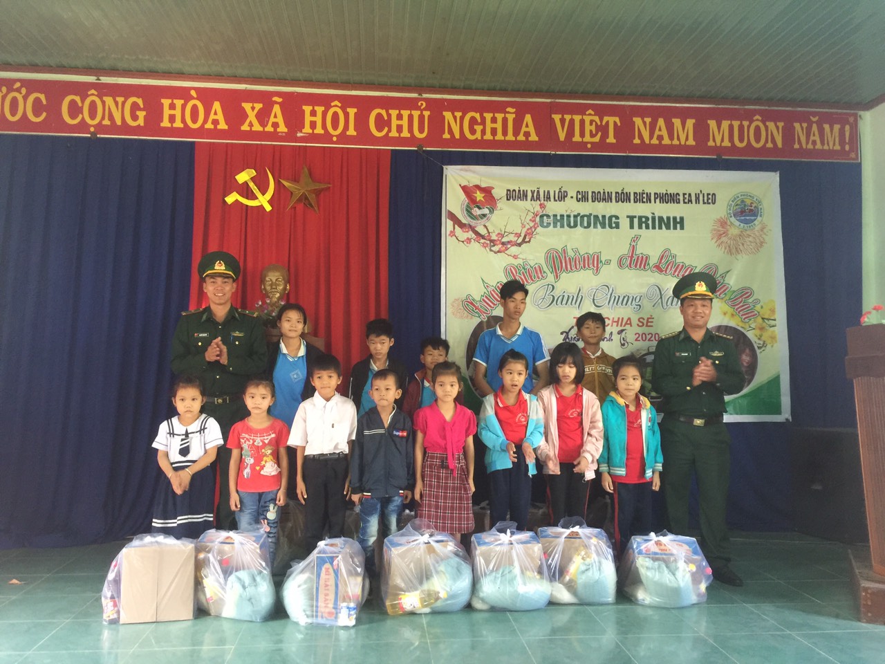 Trao hơn 3.700 chiếc bánh chưng cho nhân dân khu vực biên giới