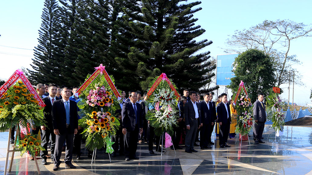 Ngành Thông tin và Truyền thông viếng Đài tưởng niệm các liệt sỹ Giao bưu – Thông tin liên lạc Tây Nguyên nhân dịp Tết Nguyên đán Canh Tý 2020