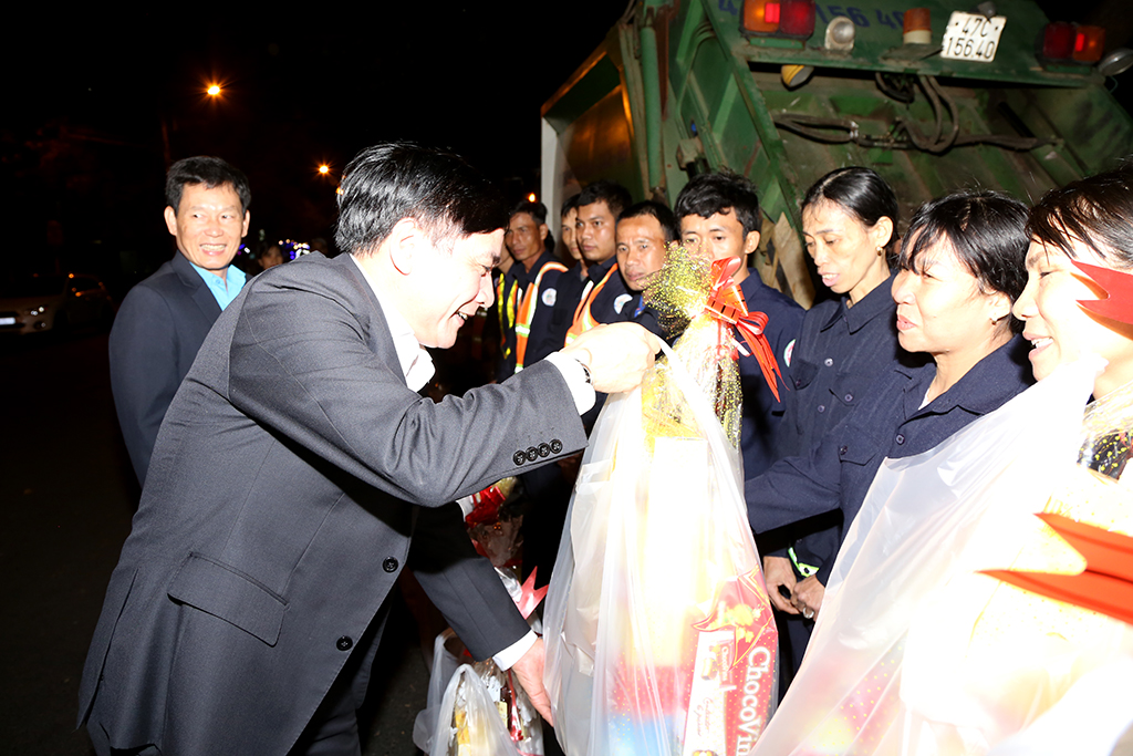 Bí thư Tỉnh ủy Bùi Văn Cường trao quà tận tay các công nhân vệ sinh làm việc xuyên Tết