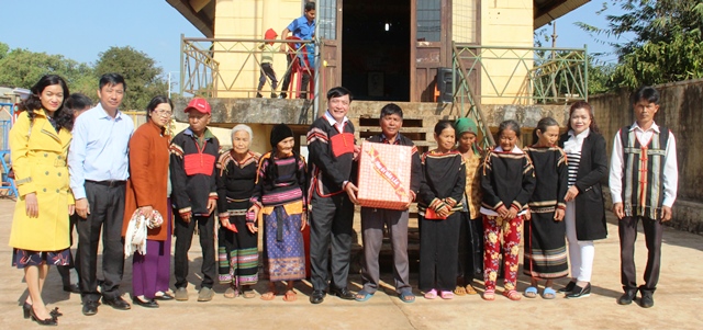 Bí thư Tỉnh ủy thăm mô hình kinh tế, tặng quà buôn Ea M’droh, huyện Cư Mgar