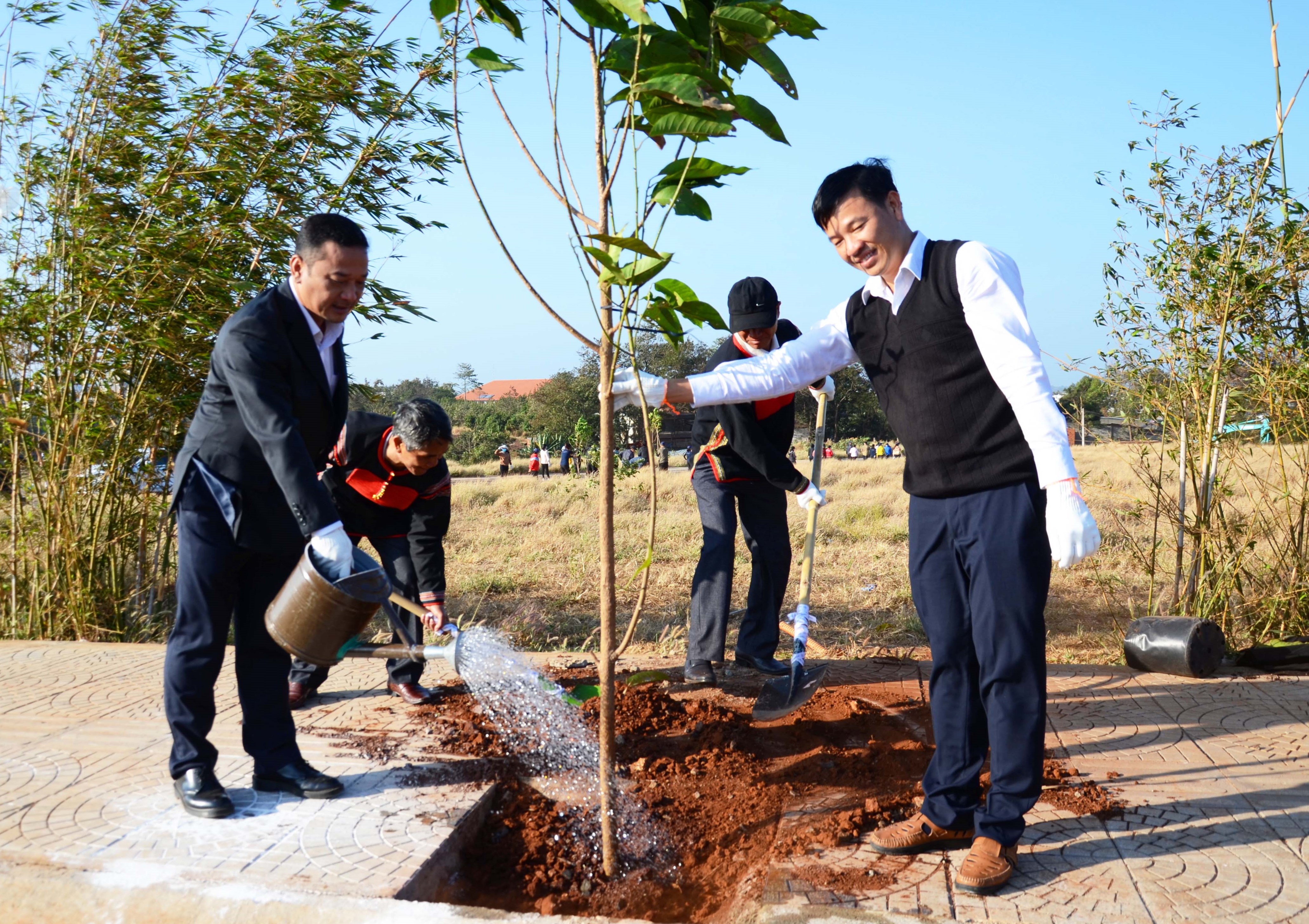 Dak Lak Leaders participate in planting trees at the World Coffee Museum