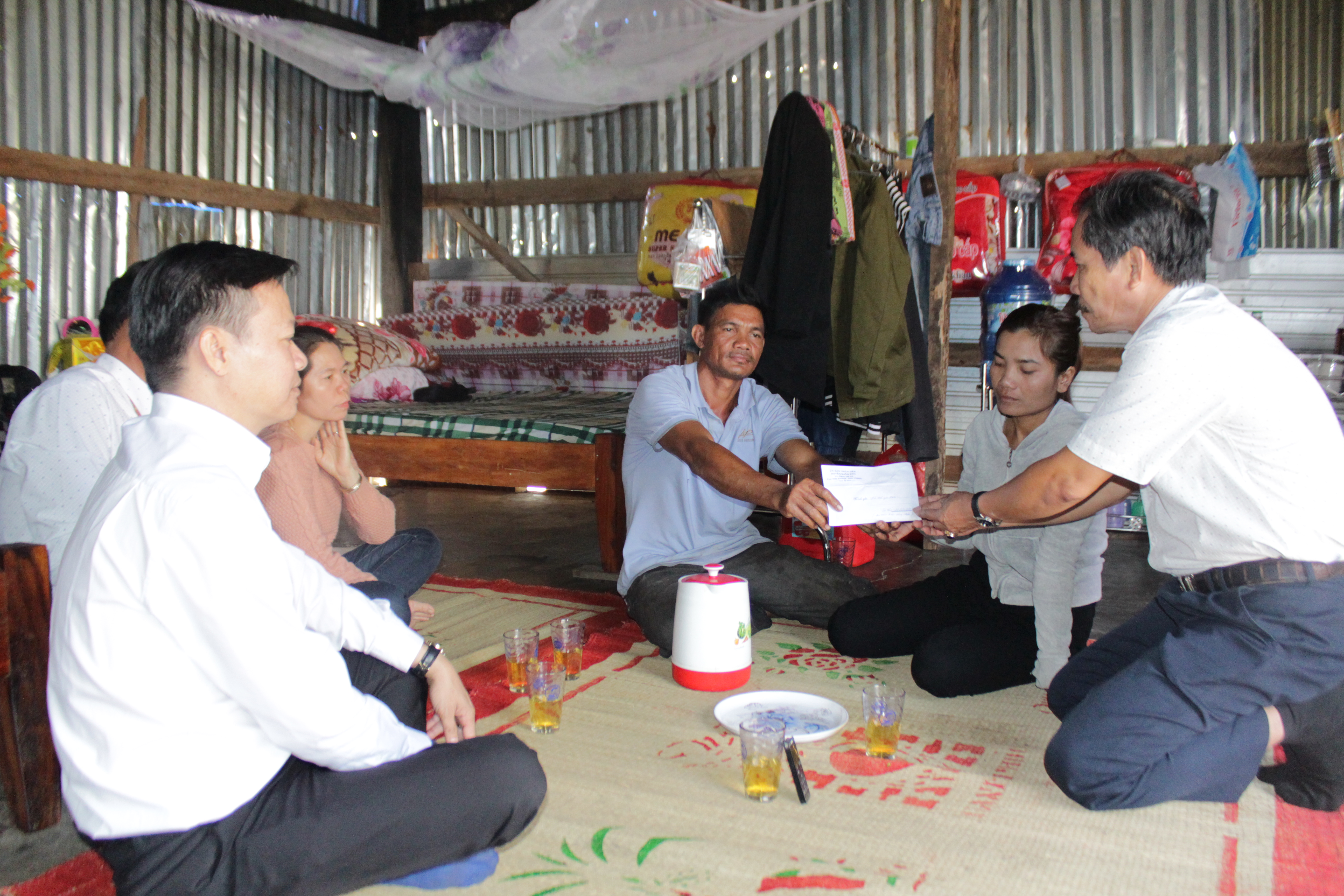 Lãnh đạo huyện Buôn Đôn thăm hỏi và hỗ trợ nhà bị hỏa hoạn