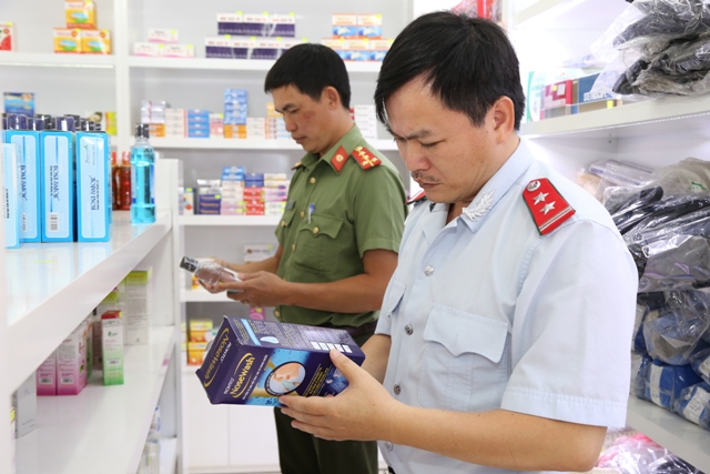 Thanh kiểm tra việc ghim hàng, tăng giá khẩu trang y tế