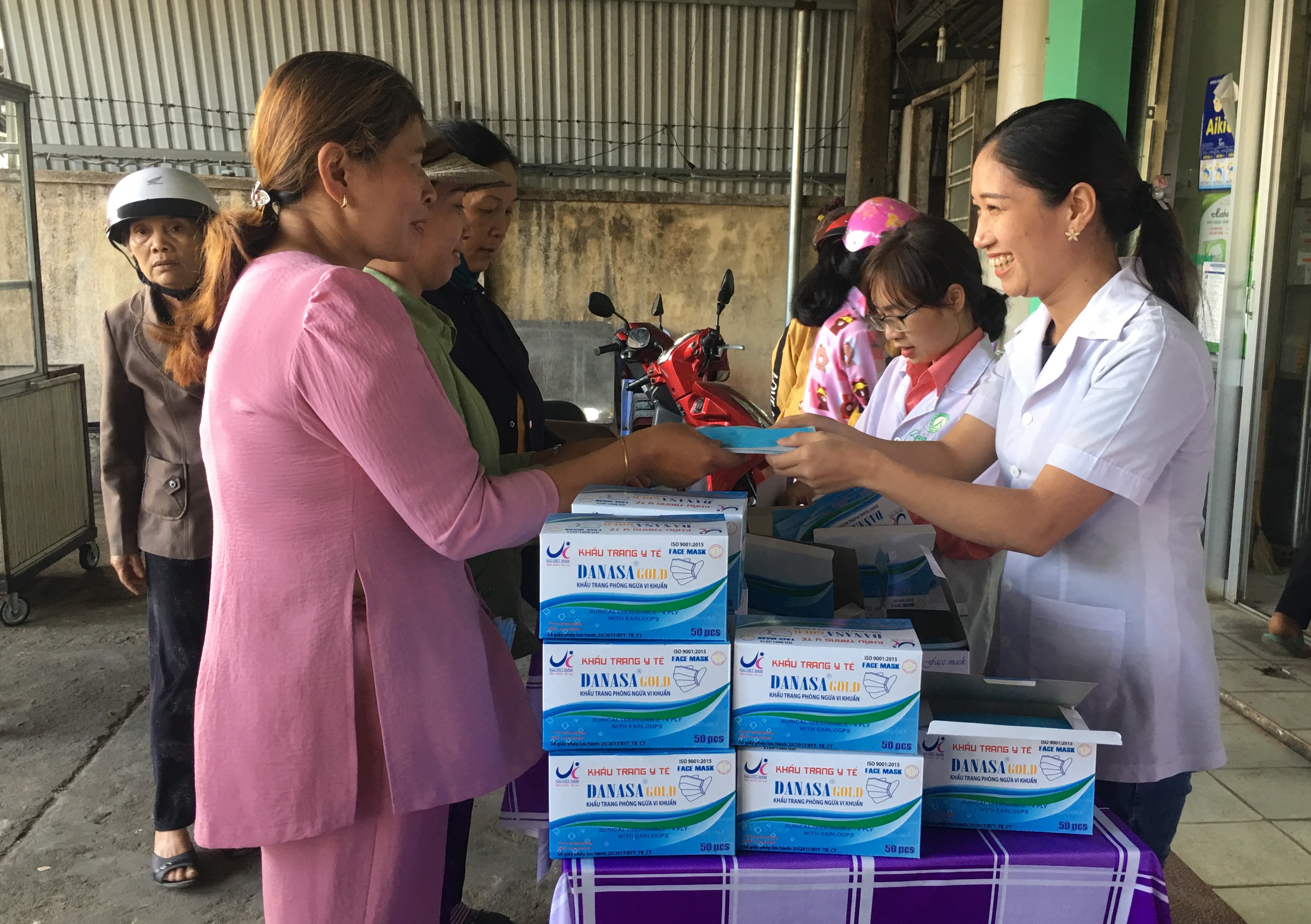 Tặng 10.000 khẩu trang y tế cho người dân tại huyện M'Đrắk