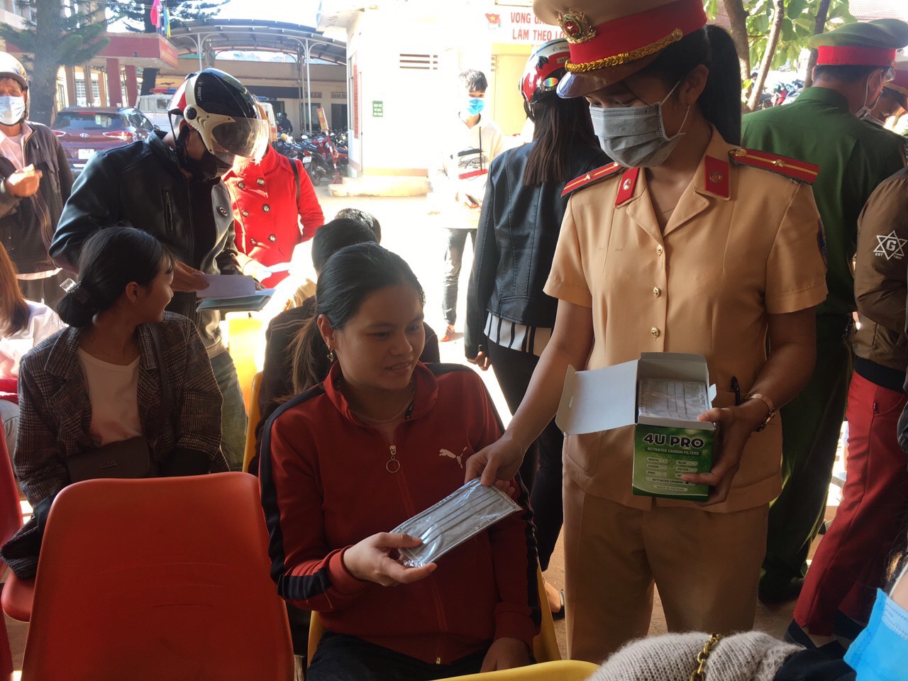 Hội Phụ nữ Công an huyện Ea H’Leo tặng khẩu trang y tế miễn phí cho người dân