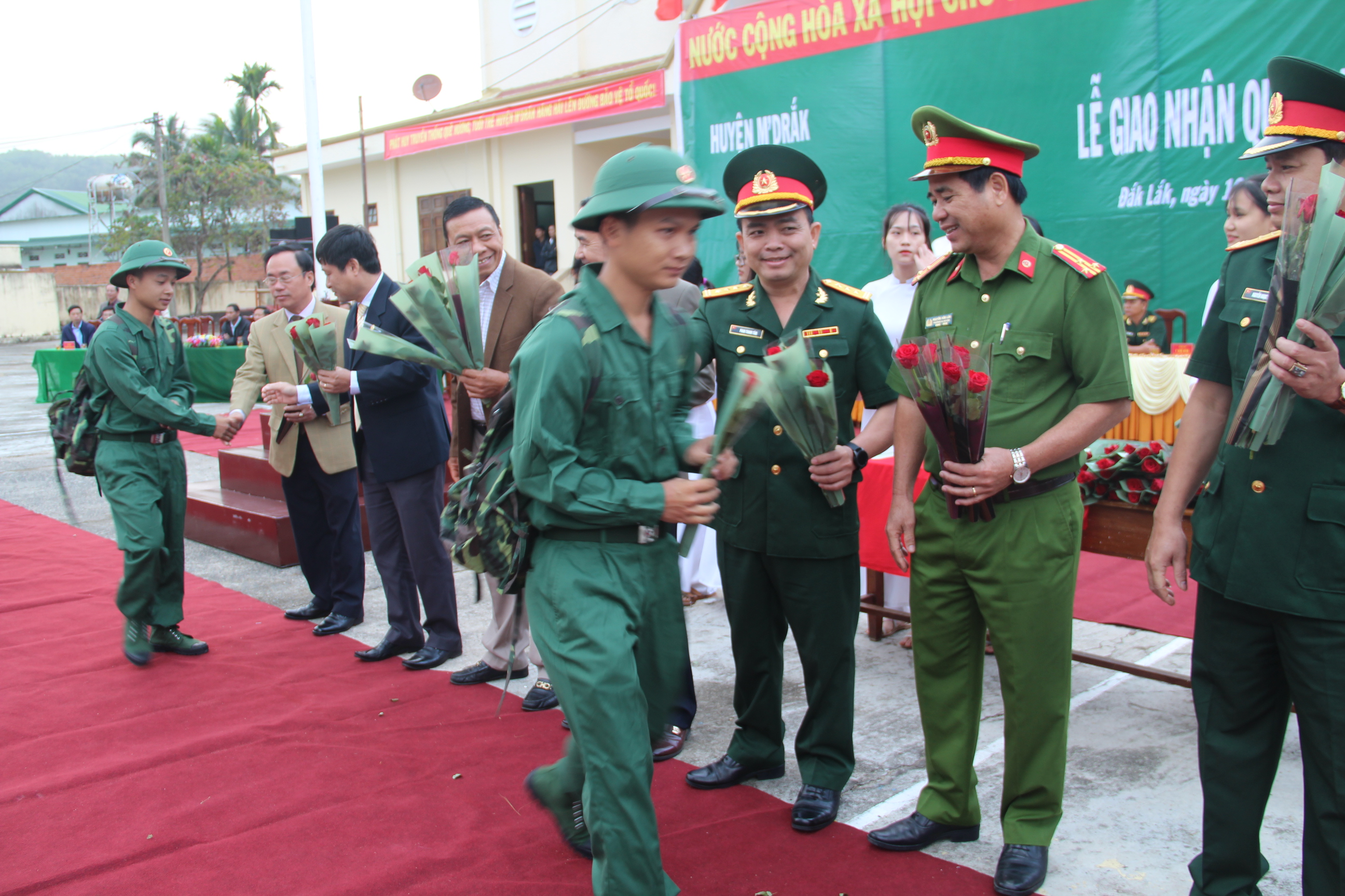 Huyện M’Đrắk tiễn 132 công dân lên đường nhập ngũ năm 2020