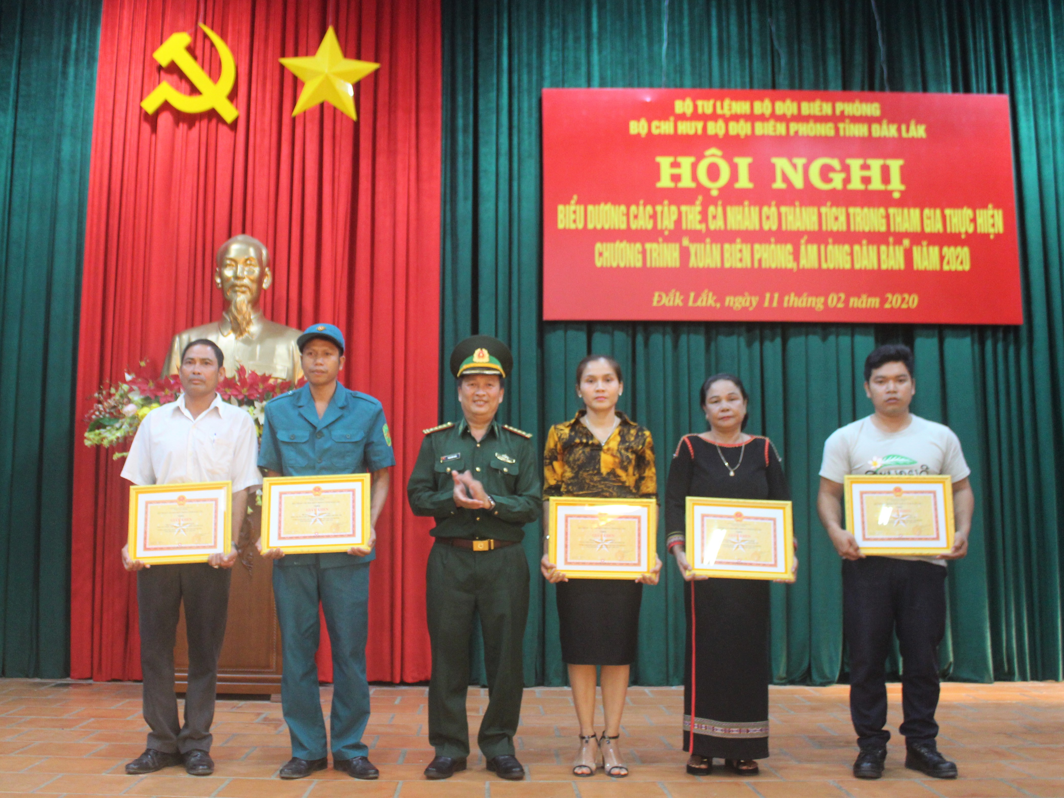 Khen thưởng các tập thể, cá nhân thực hiện Chương trình “Xuân Biên phòng, ấm lòng dân bản” năm 2020