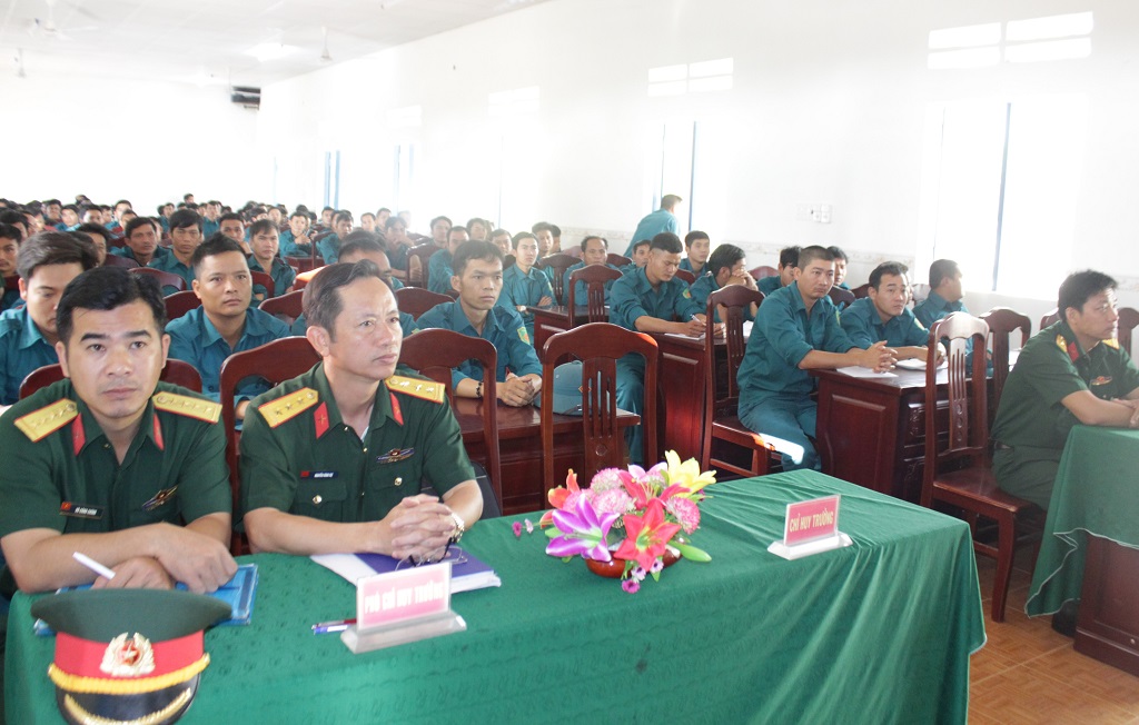 Tập huấn cho cán bộ trung đội trưởng, thôn, buôn đội trưởng, tiểu đội trưởng, khẩu đội trưởng dân quân tự vệ năm 2020