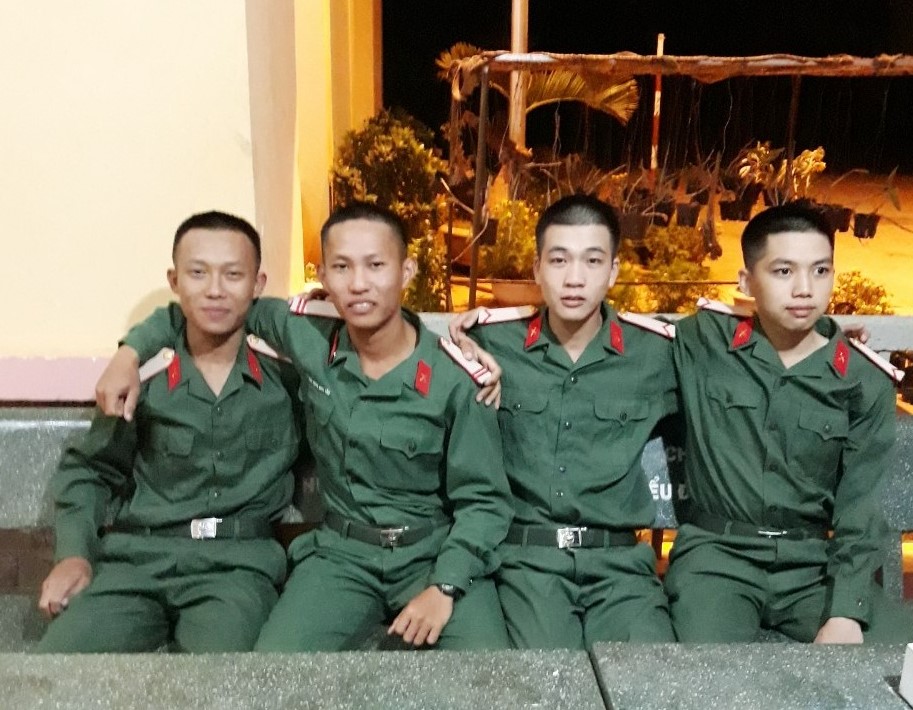 Chiến sĩ Tiểu đoàn 303 trao lại ví cho người đánh rơi