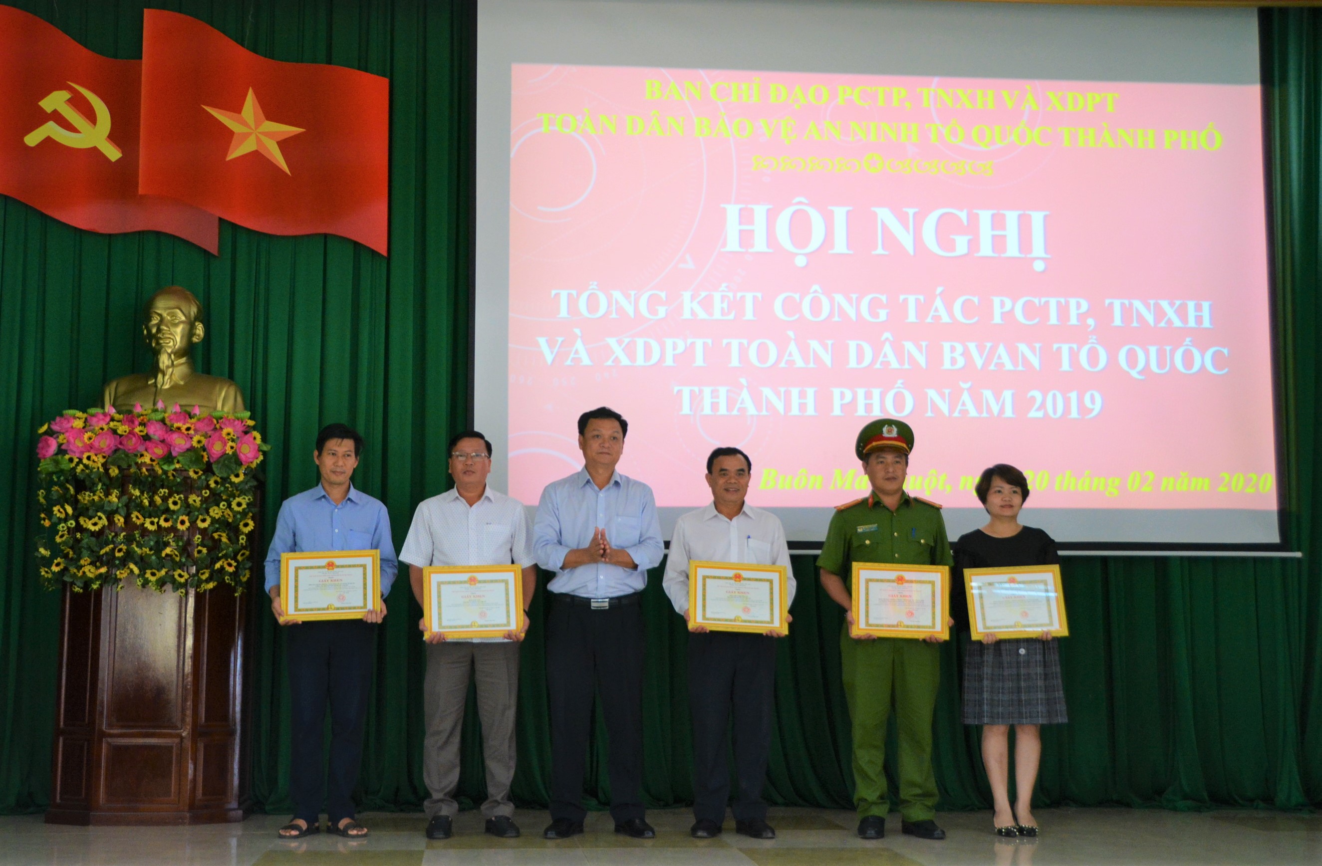 Triển khai công tác phòng chống tội phạm, tệ nạn xã hội và xây dựng phong trào bảo vệ an ninh tổ quốc năm 2020