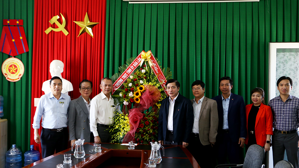 Bí thư Tỉnh ủy Bùi Văn Cường thăm các đơn vị y tế nhân kỷ niệm 65 năm Ngày Thầy thuốc Việt Nam