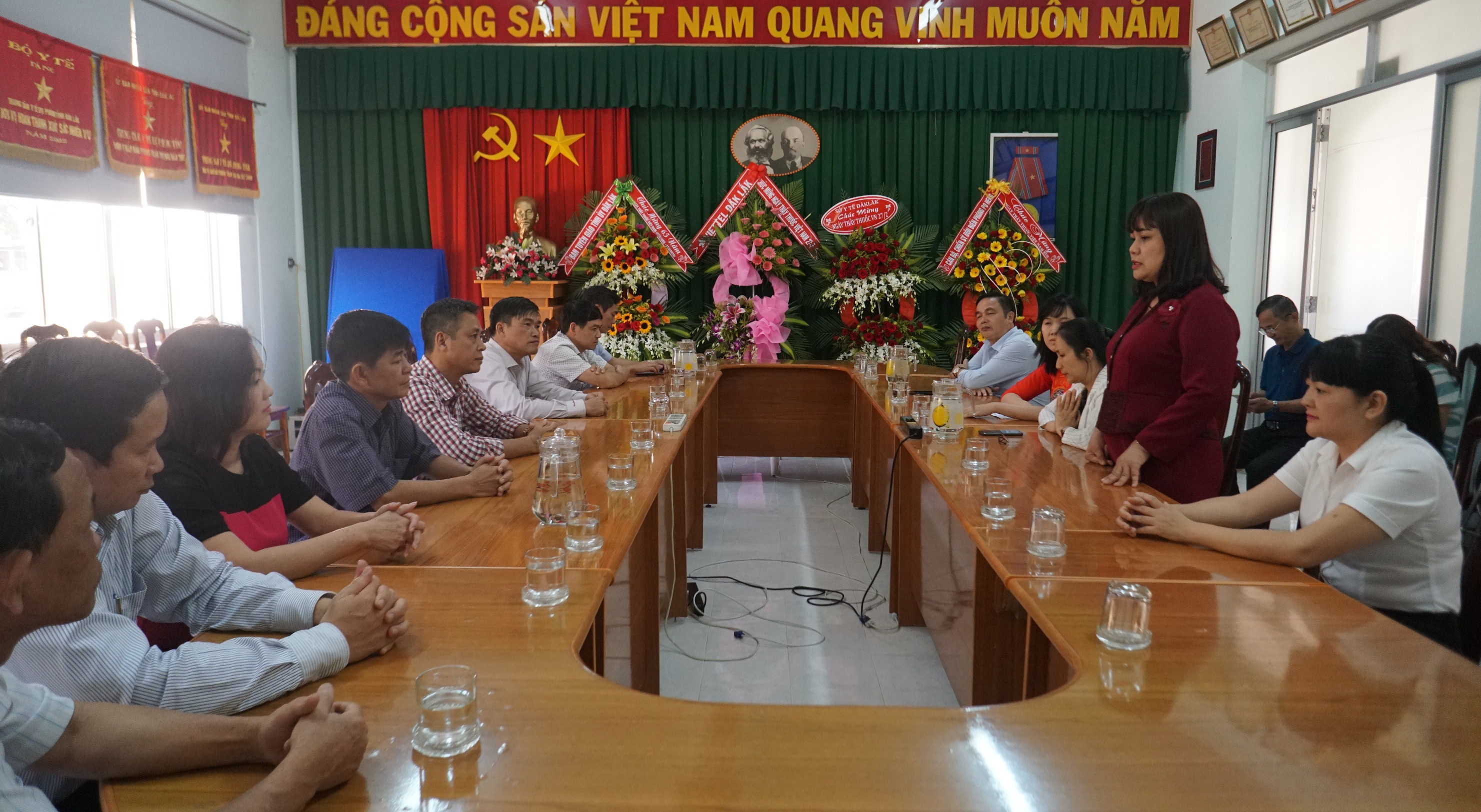 Lãnh đạo UBND tỉnh thăm và chúc mừng các cơ sở y tế nhân ngày Thầy thuốc Việt Nam 27/2