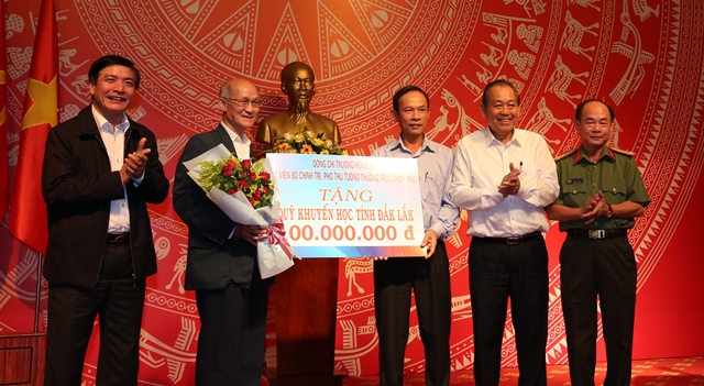 Phó Thủ tướng Thường trực Chính phủ Trương Hòa Bình trao học bổng cho Quỹ khuyến học tỉnh Đắk Lắk