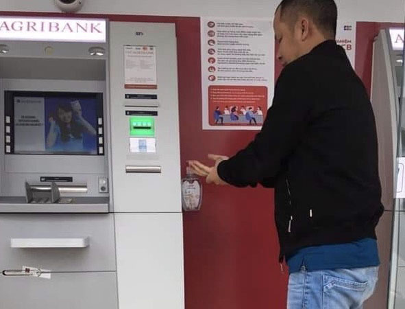 Agribank Đắk Lắk trang bị dung dịch sát khuẩn tại cây ATM