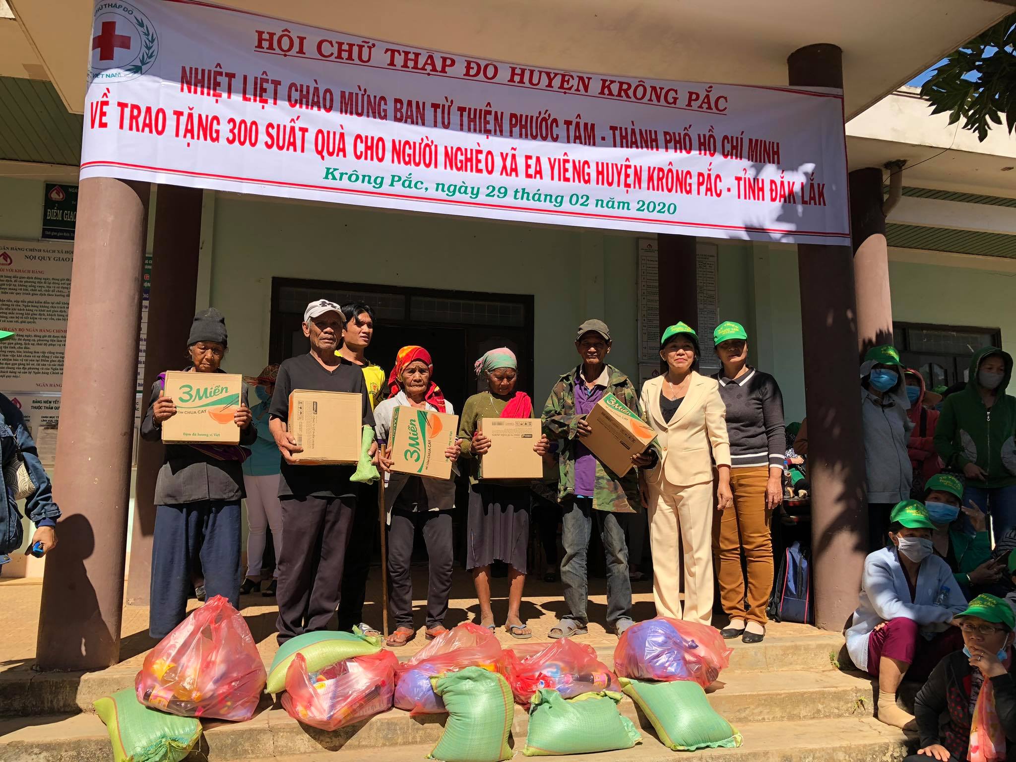 Tặng 300 suất quà cho người nghèo tại xã Ea Yiêng, huyện Krông Pắc