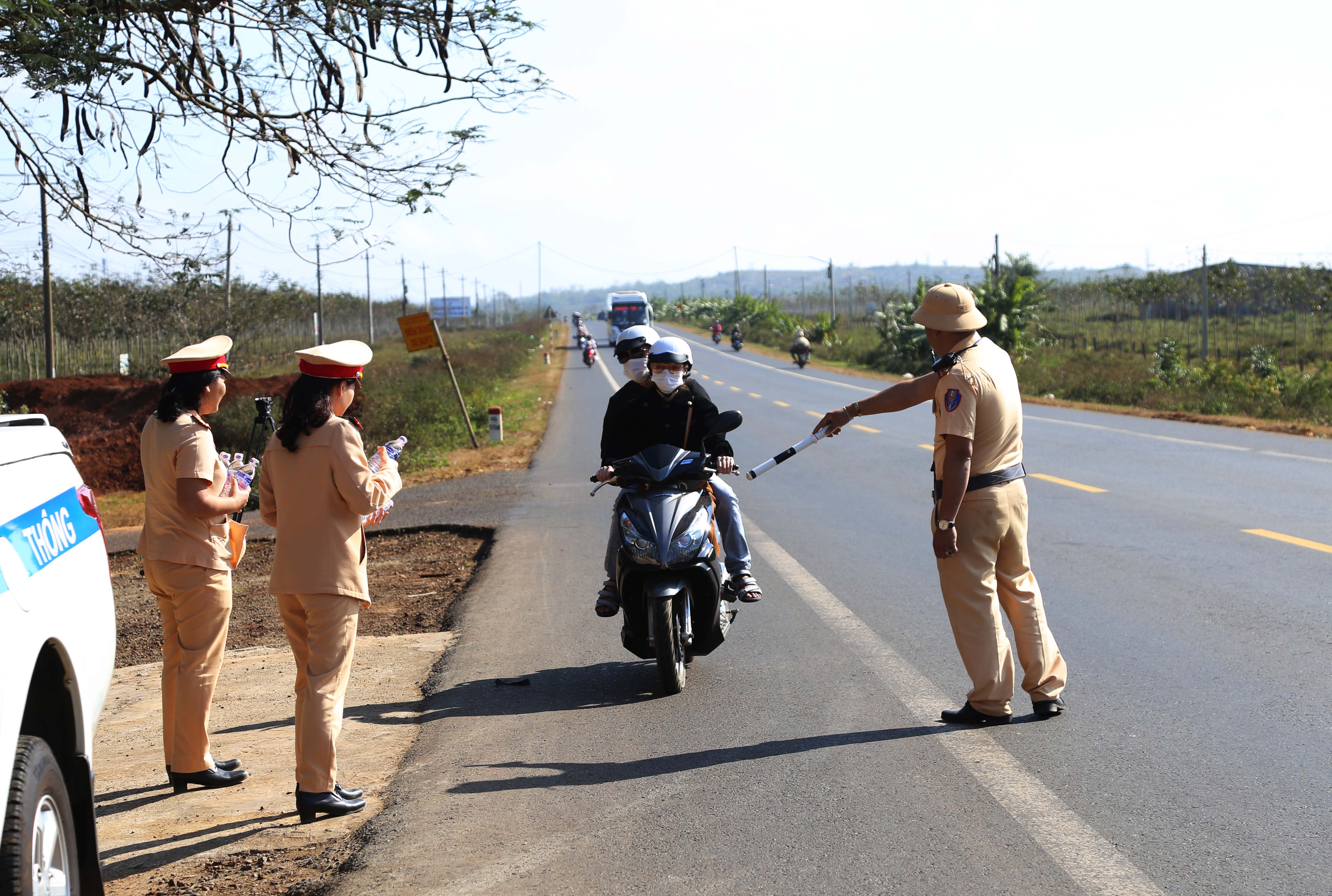 Buộc thôi việc công chức vòi tiền người vi phạm
