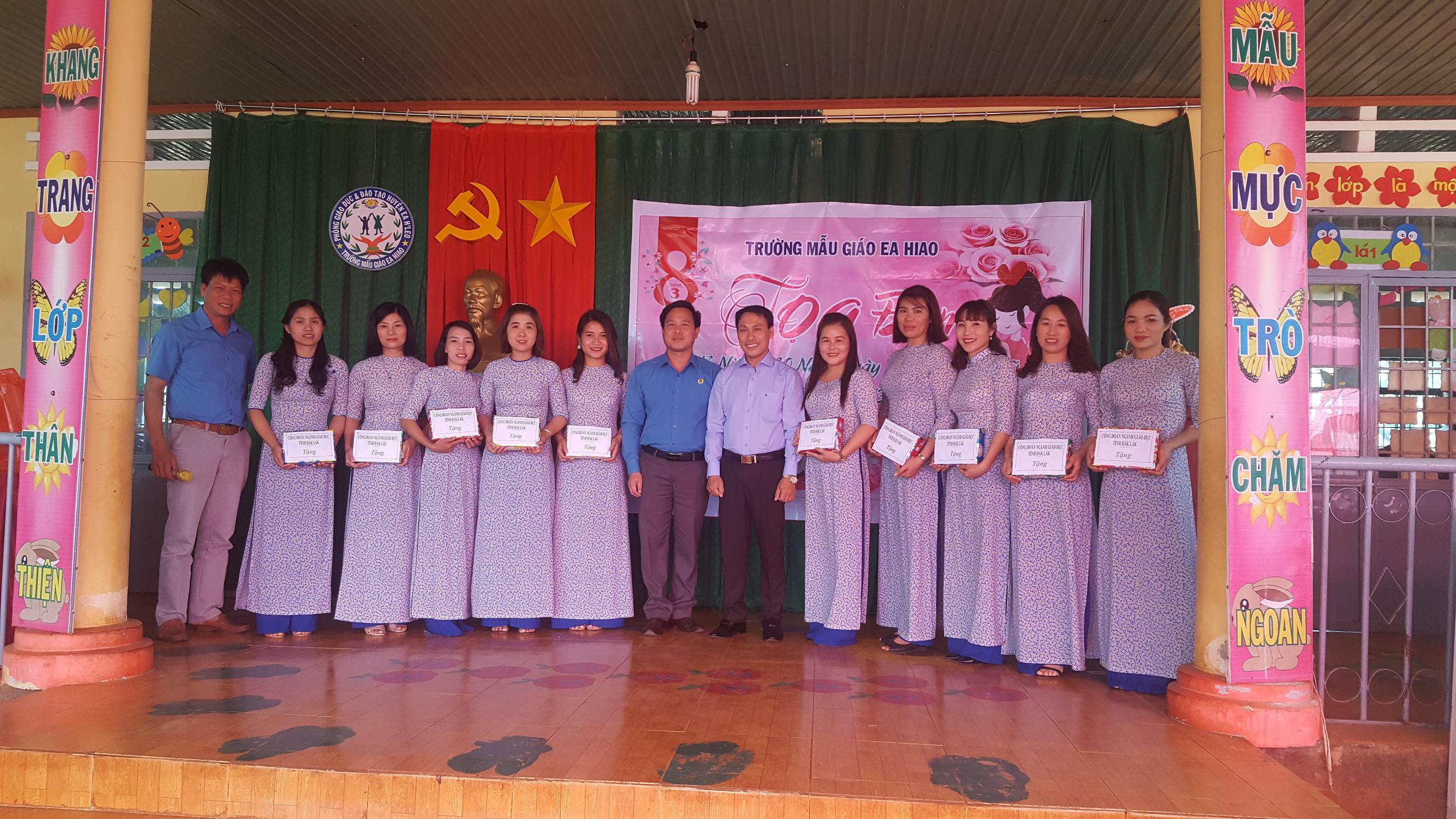 Công đoàn ngành Giáo dục tặng áo dài cho nữ giáo viên mầm non xã Ea Hiao