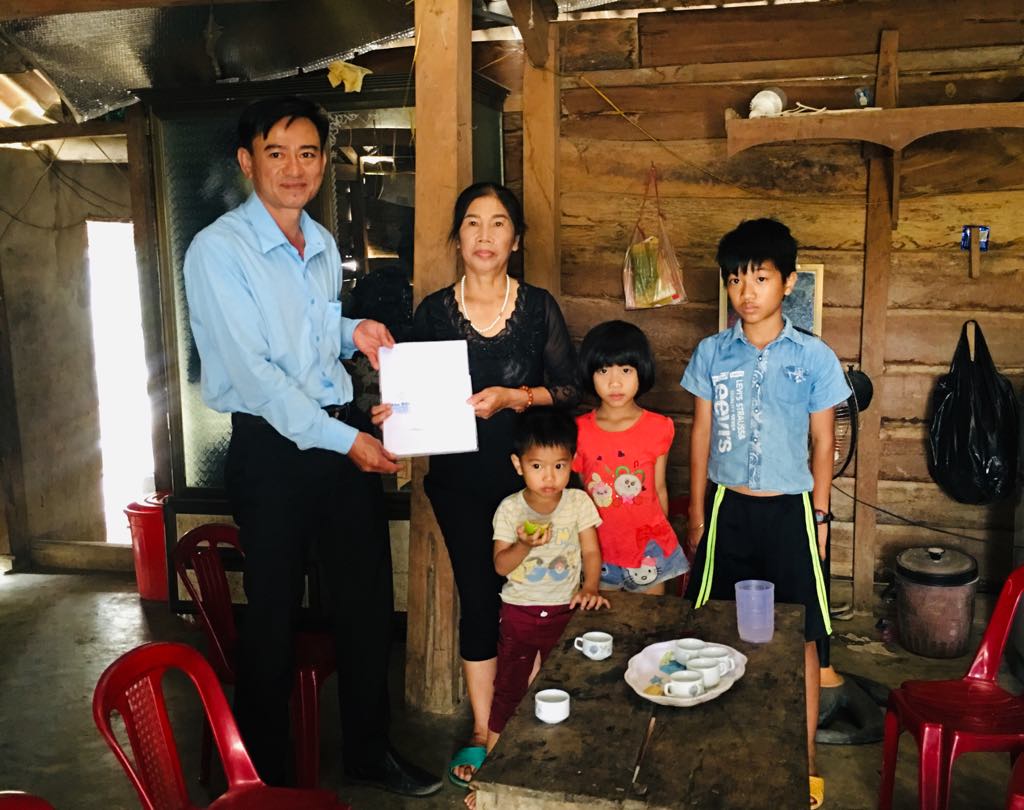 Trao hỗ trợ cho gia đình có hoàn cảnh khó khăn tại xã Cư Prao, huyện M'Đrắk