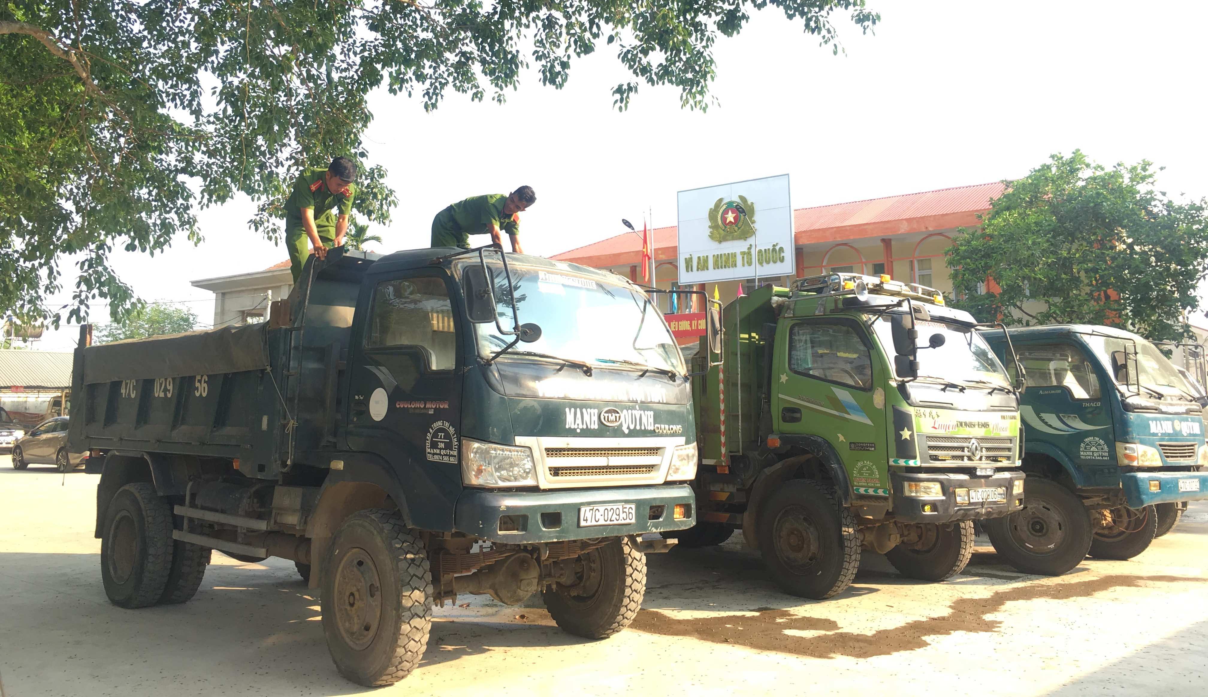 Công an huyện M'Drắk: Bắt giữ 5 xe ô tô chở cát trái phép