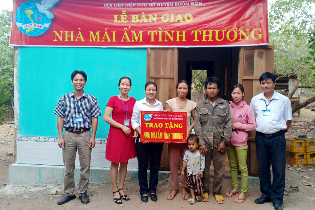 Hội LHPN huyện Buôn Đôn bàn giao “Nhà mái ấm tình thương”