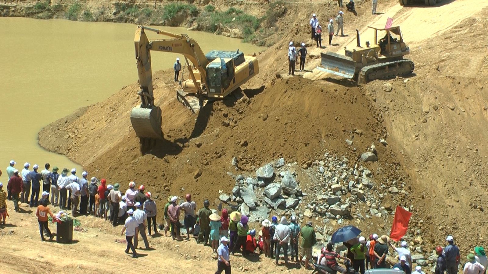 Chặn dòng đợt 2 Hồ chứa nước Krông Pách Thượng