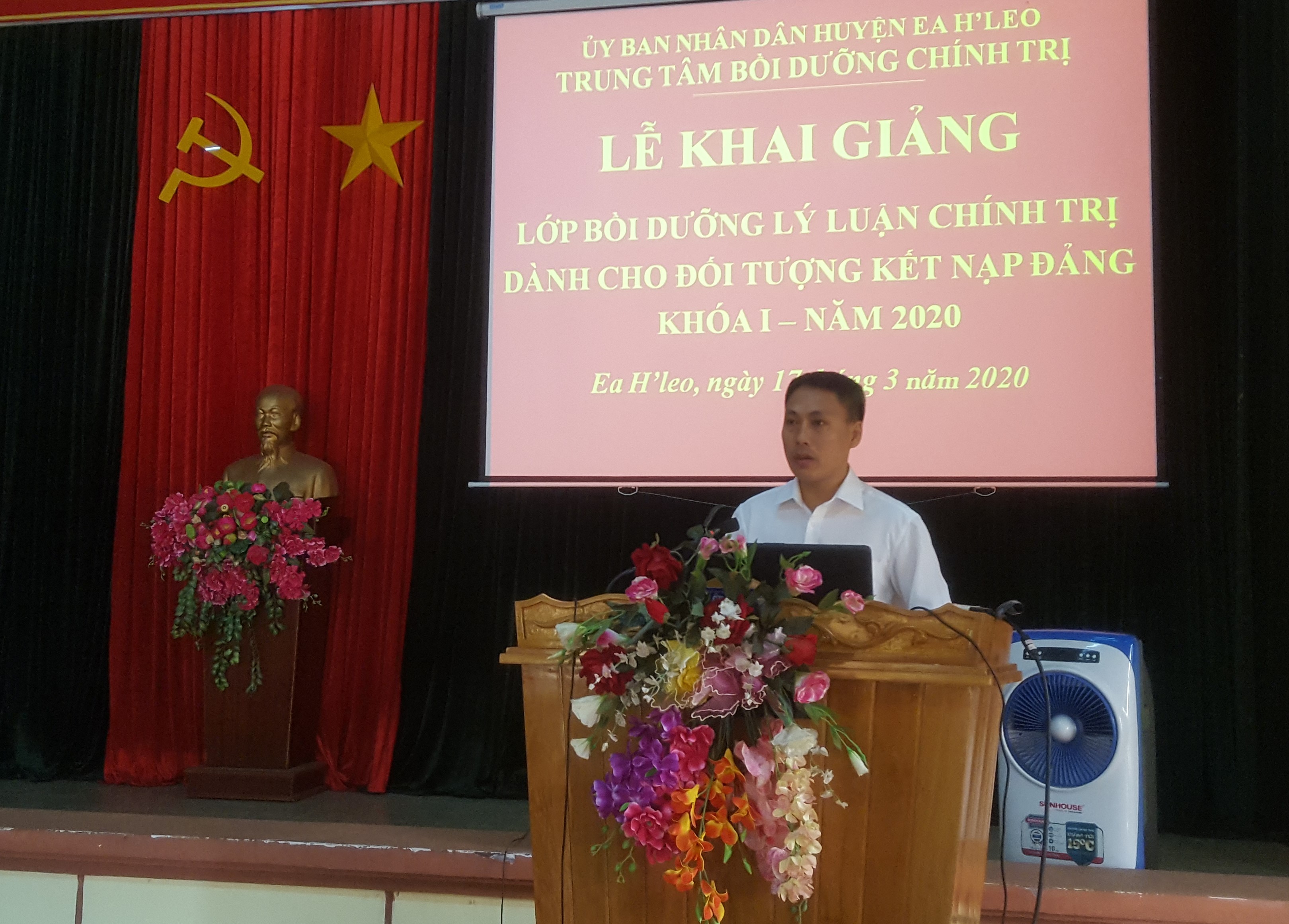 Khai giảng lớp bồi dưỡng lý luận chính trị cho đối tượng kết nạp Đảng