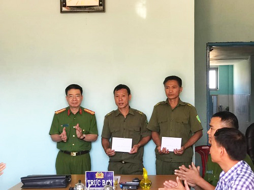 Lãnh đạo Công an tỉnh Đắk Lắk thăm, động viên 2 Công an viên bị thương và phơi nhiễm HIV trong khi làm nhiệm vụ