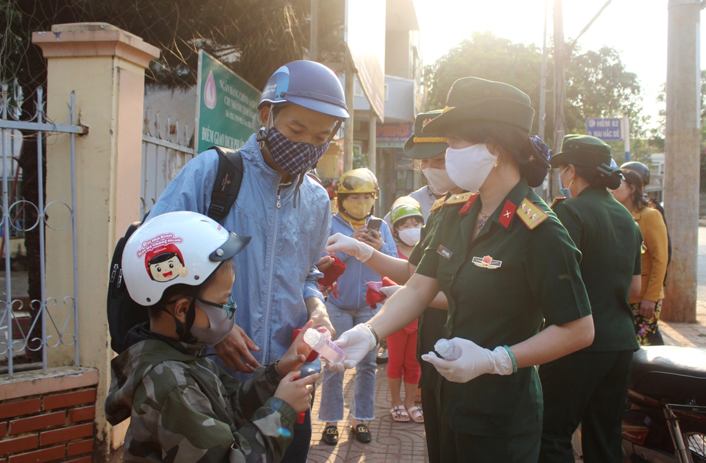 Tặng nước rửa tay và khẩu trang miễn phí tại phường Tân Thành