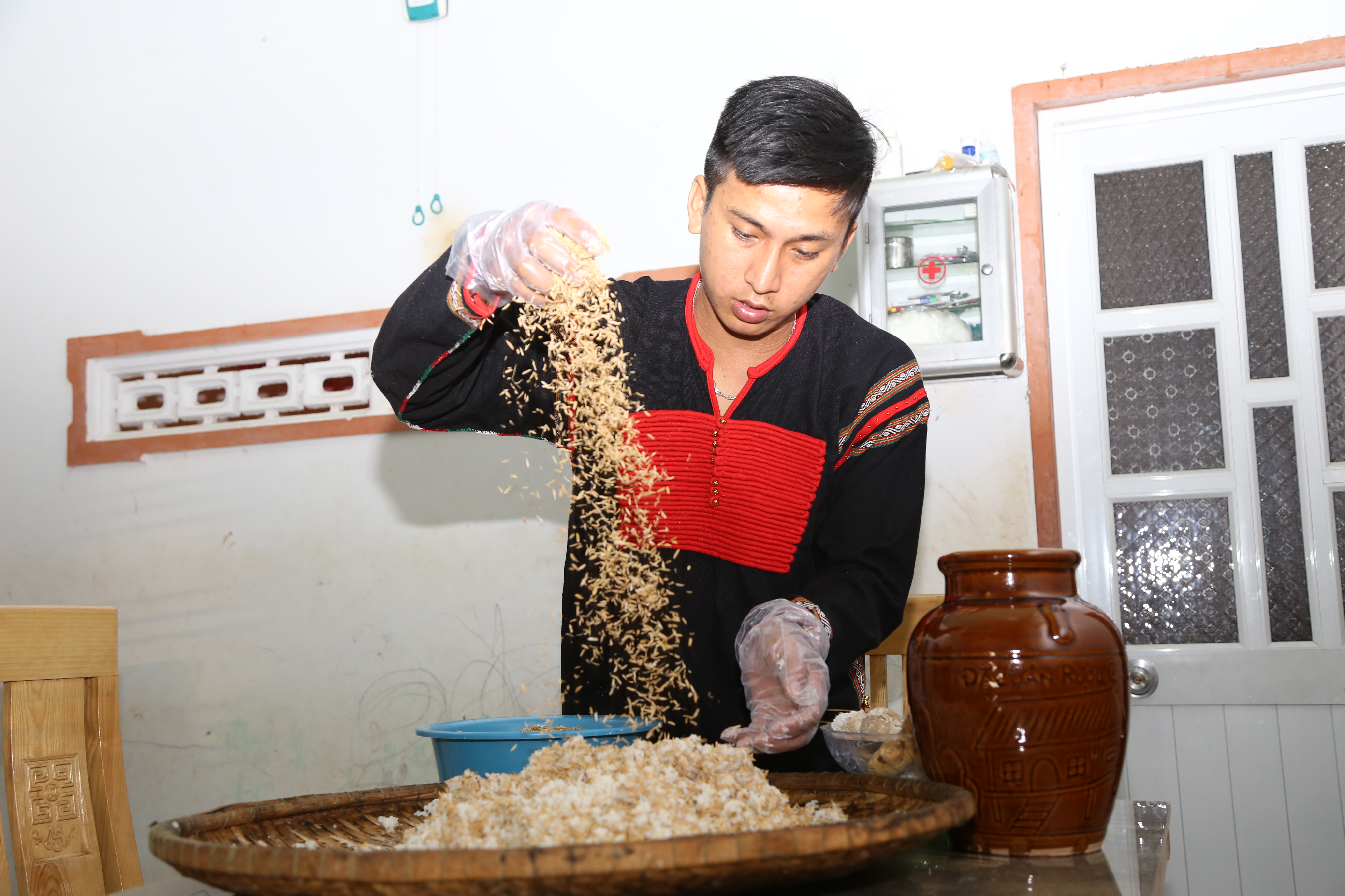 Chàng trai Êđê khởi nghiệp từ rượu cần