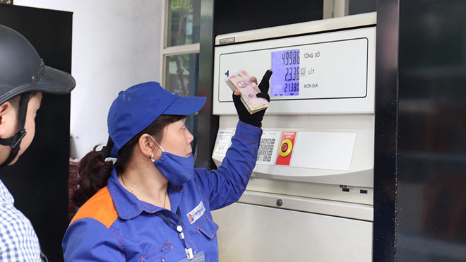 Giá xăng giảm hơn 4.000 đồng/lít