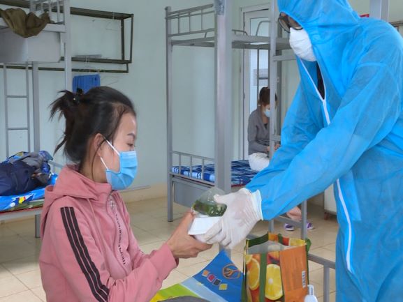 Mang những suất cơm nghĩa tình đến với khu cách ly tập trung