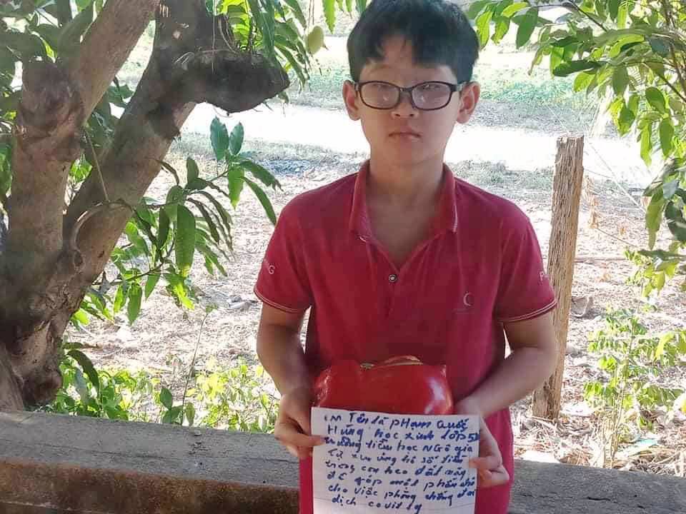 Học sinh lớp 5 đập heo đất quyên góp chống dịch Covid-19