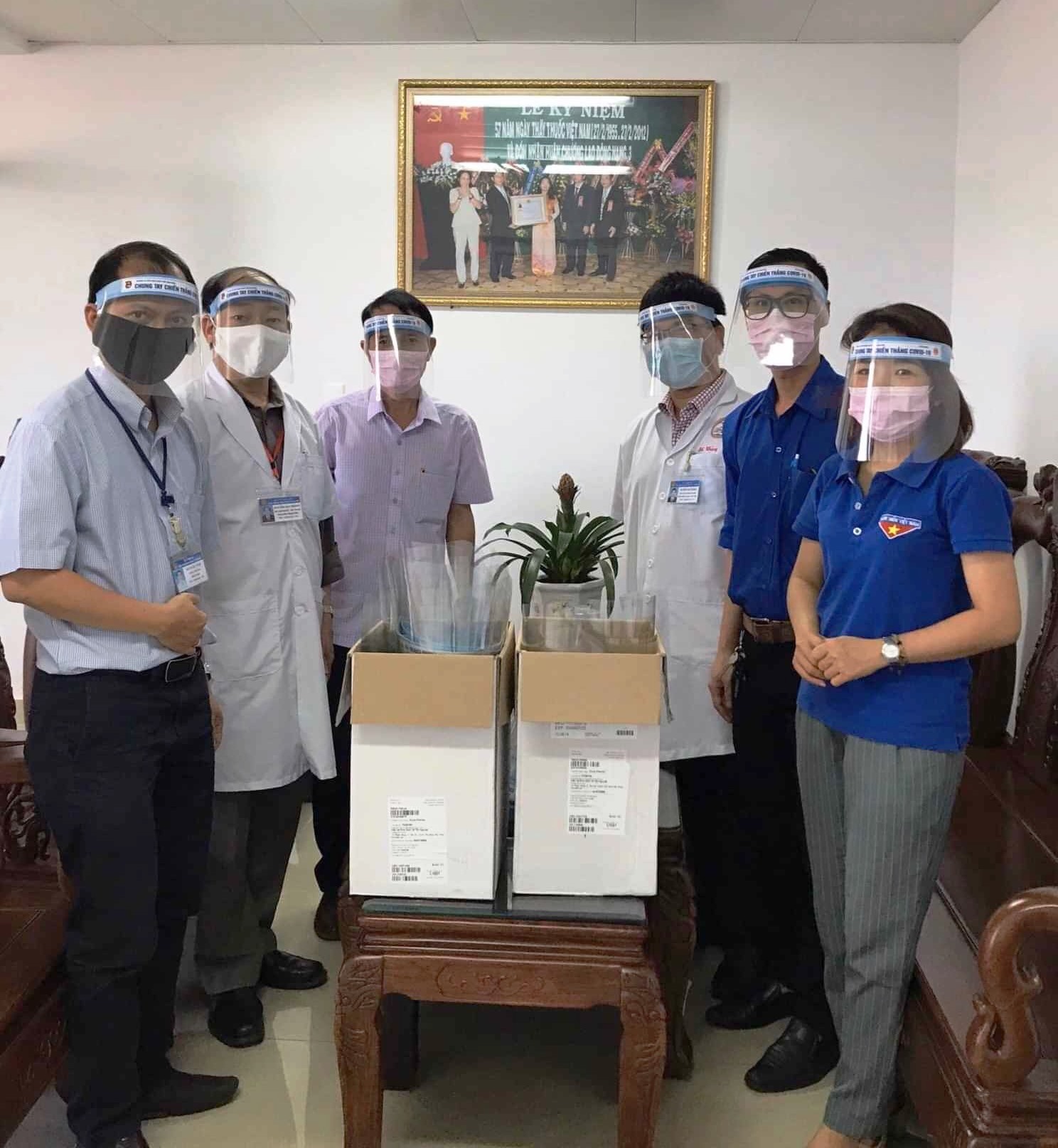 1.000 tấm chắn giọt bắn trao tặng các đơn vị y tế tham gia công tác phòng chống dịch Covid-19