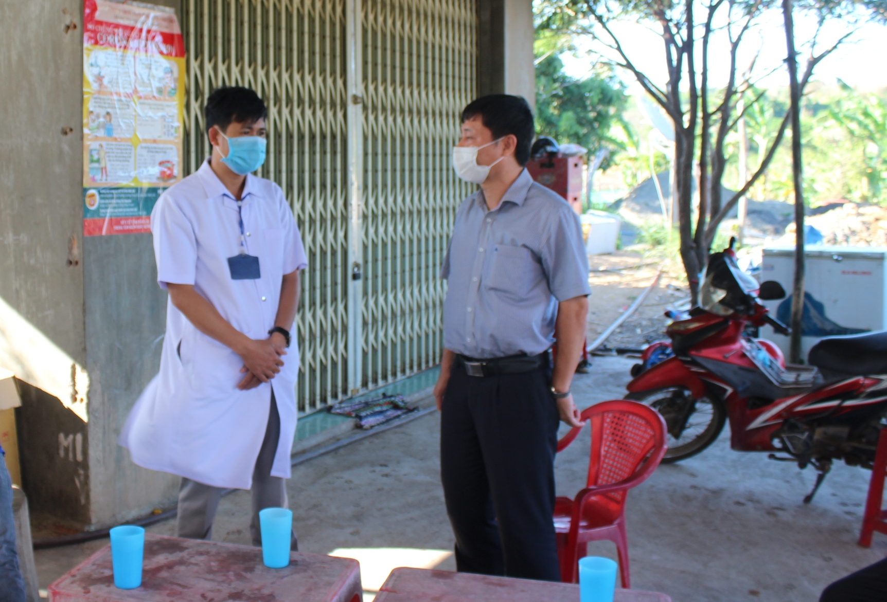 Thường trực Huyện ủy M’Đrắk thăm và tặng quà 02 chốt kiểm dịch Covid-19 trên địa bàn