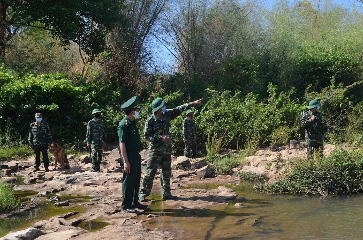 Kiểm tra và động viên cán bộ chiến sĩ thực hiện nhiệm vụ phòng, chống dịch Covid-19 ở khu vực biên giới