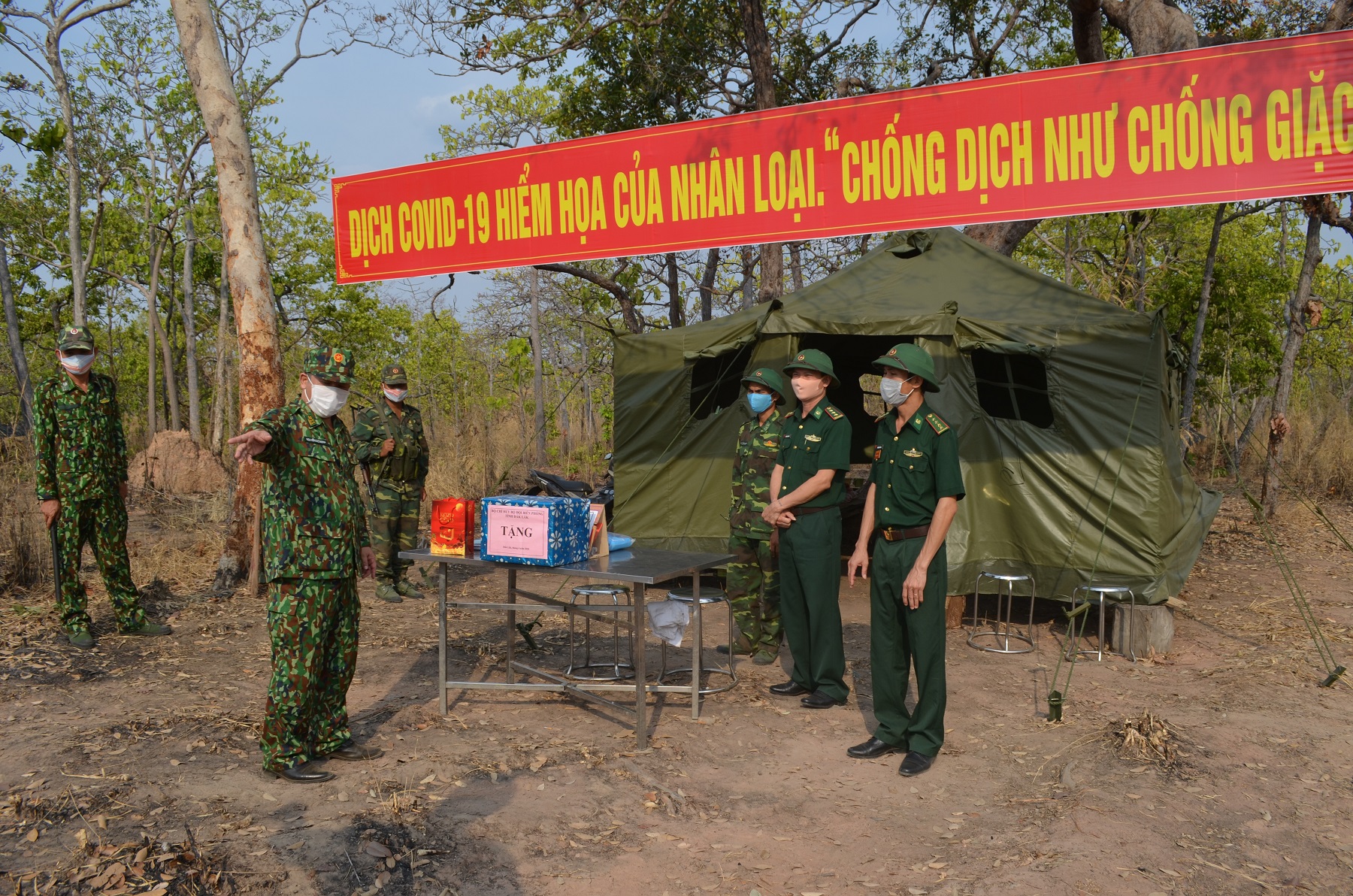 Kiểm tra, tặng quà cán bộ, chiến sĩ thực hiện nhiệm vụ phòng, chống dịch Covid-19 trên biên giới