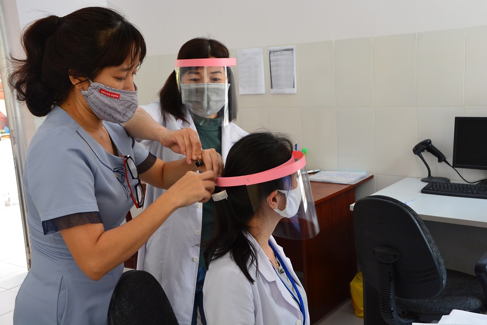 Tặng miếng chắn ngăn giọt bắn cho tuyến đầu chống dịch và người dân trên địa bàn thành phố Buôn Ma Thuột