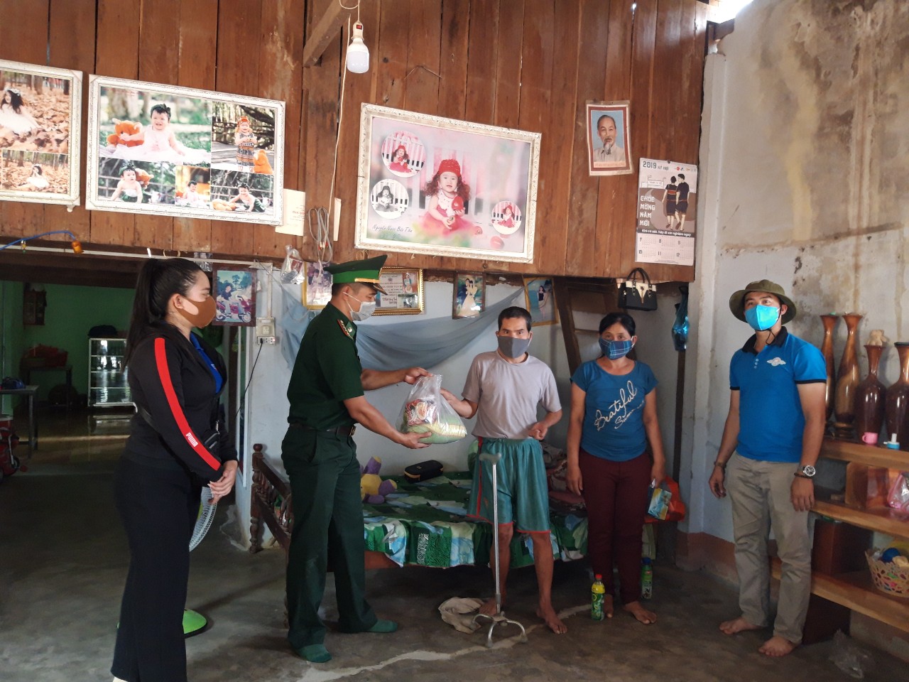 Tặng quà cho các gia đình có hoàn cảnh đặc biệt khó khăn tại buôn biên giới Đắk Lắk