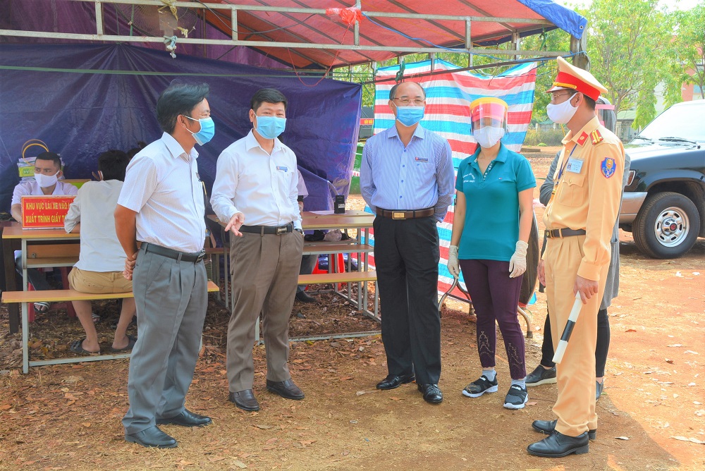 Kiểm tra chốt liên ngành phòng chống dịch Covid-19 tại xã Hòa Phú