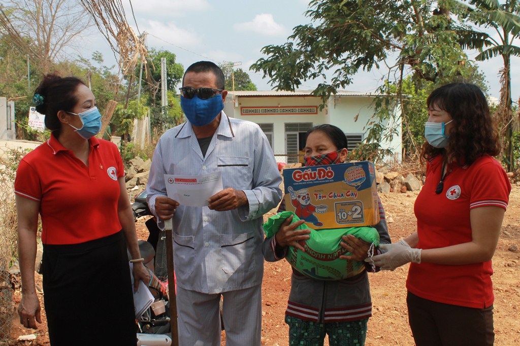 Tặng quà cho người bán vé số dạo bị ảnh hưởng bởi dịch Covid-19