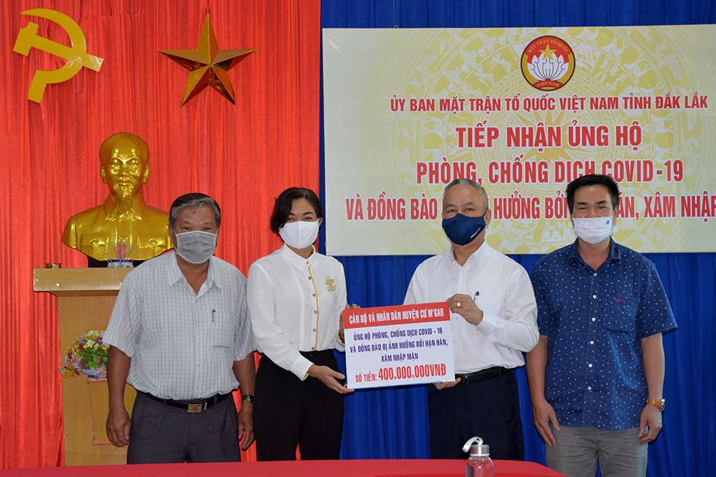 Receiving over VND900 million for fight against Covid-19 and drought, saline intrusion