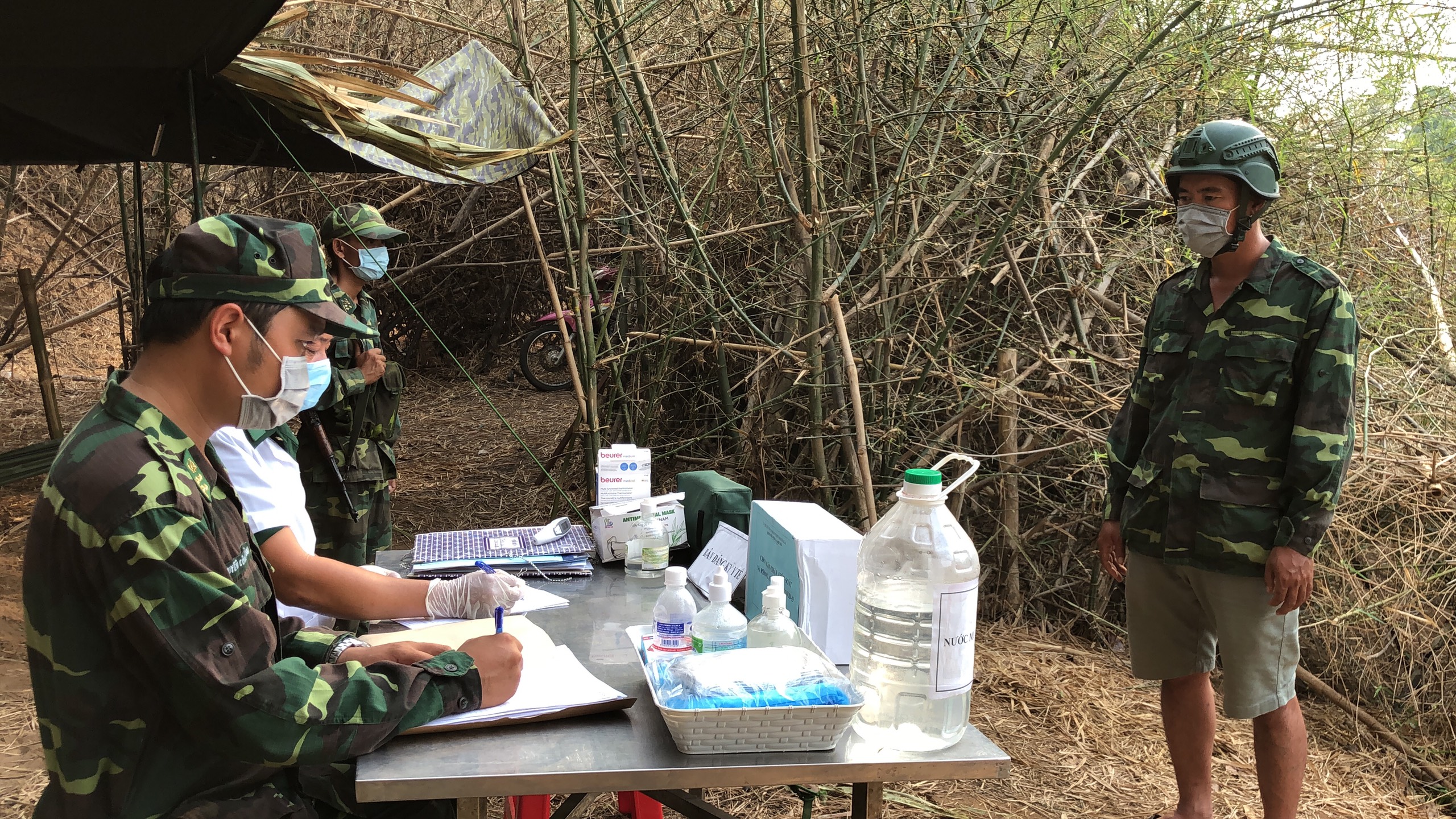 Phát hiện và bàn giao 01 công dân vượt biên trái phép từ Campuchia về Việt Nam