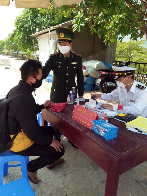 Chỉ đạo các tổ chống dịch Covid-19 tại thôn, buôn, tổ dân phố tiến hành hướng dẫn kê khai y tế và cập nhật sức khỏe hàng ngày