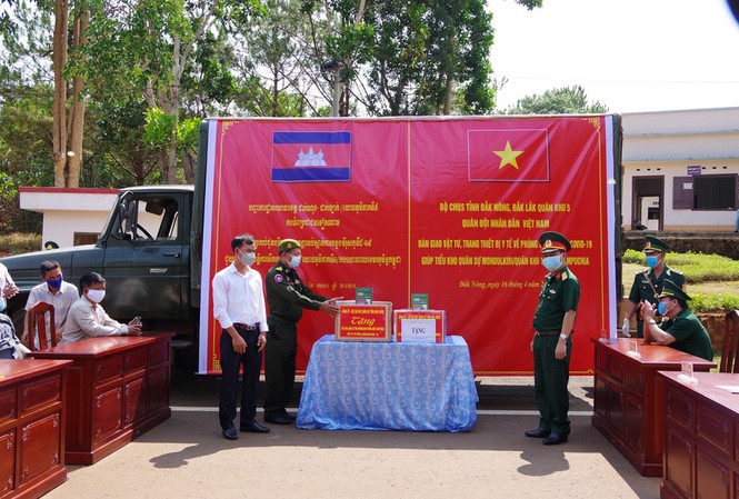 Tặng nhiều vật tư y tế cho tỉnh bạn Campuchia chống Covid-19