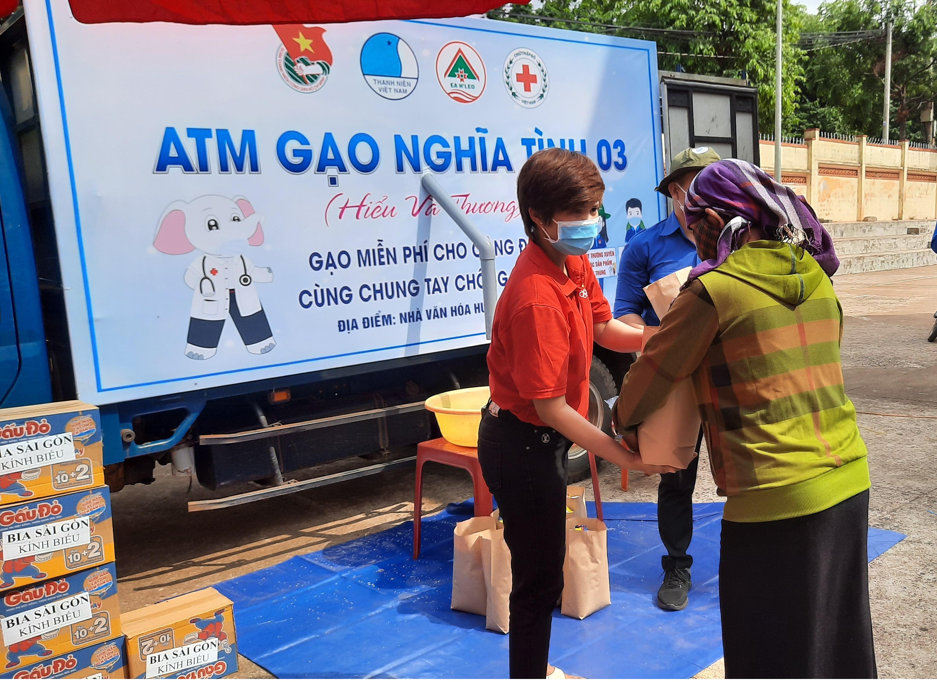 Huyện đoàn Ea H’Leo cấp phát 1,5 tấn gạo hỗ trợ gia đình khó khăn do ảnh hưởng dịch bệnh Covid-19