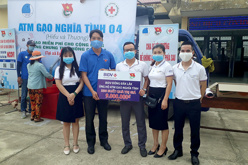 Các tổ chức và cá nhân đóng góp ủng hộ cây 