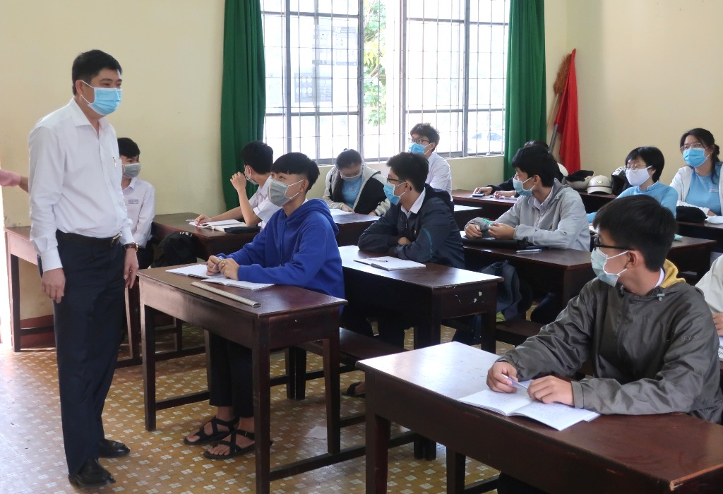 Kiểm tra công tác phòng, chống dịch Covid-19 và đón học sinh trở lại trường