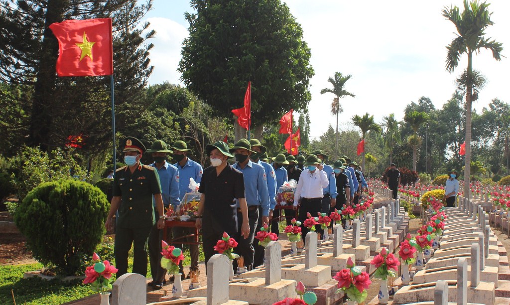 Truy điệu và an táng 13 hài cốt liệt sỹ quân tình nguyện, chuyên gia Việt Nam hy sinh tại Campuchia
