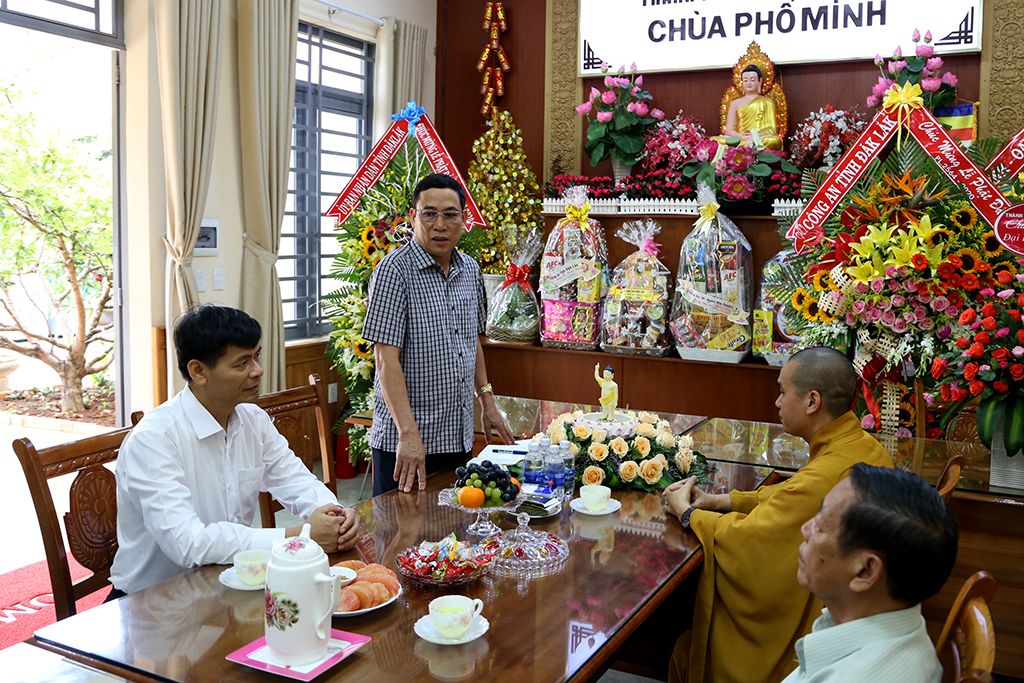 Lãnh đạo UBND tỉnh thăm, chúc mừng Lễ Phật đản năm 2020