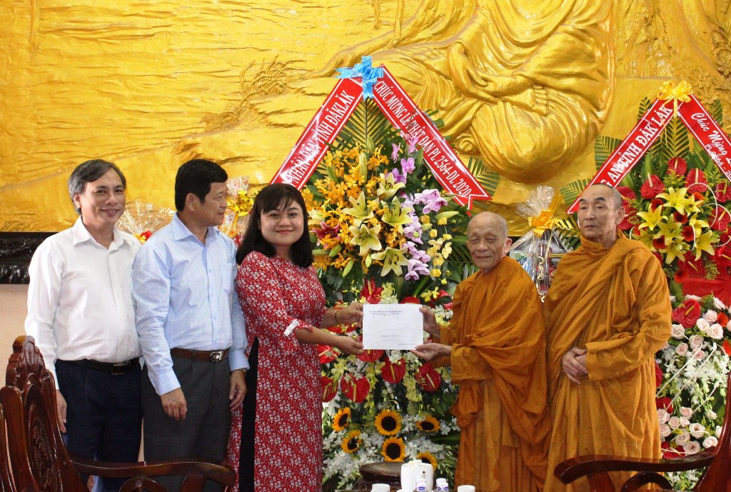 Phó Chủ tịch UBND tỉnh H’Yim Kđoh thăm, chúc mừng các cơ sở Phật giáo nhân Đại lễ Phật đản